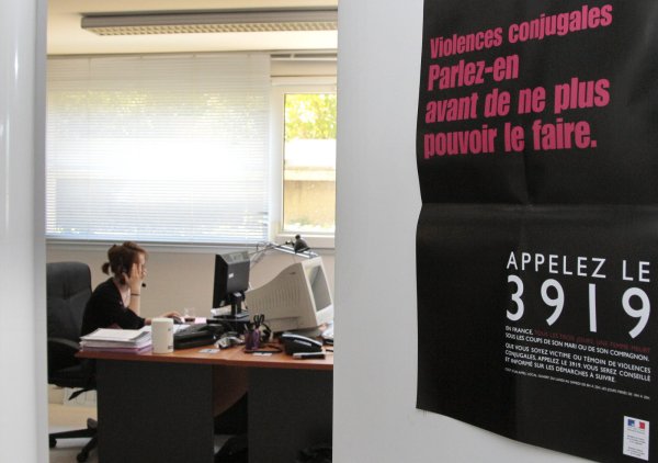 Le gouvernement veut privatiser le numéro d'écoute pour les femmes victimes de violences