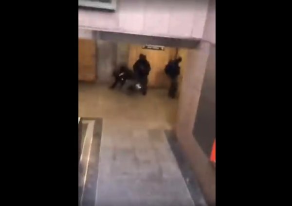 VIDEO. Acte 62 : Un homme qui filme des violences policières se fait tirer dessus au LBD