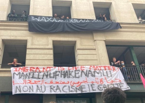 Pour leurs droits & contre l'extrême-droite : des exilés occupent un bâtiment à Paris