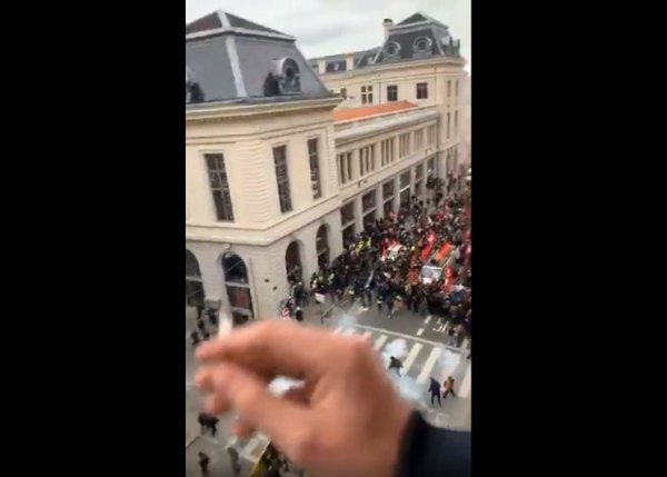 VIDEO. Alerte. A Lyon, une jeune femme qui filmait de son balcon touchée par une grenade