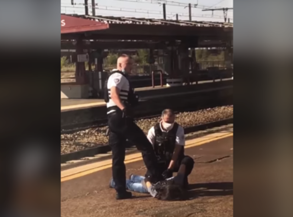 Vidéo. Coups de pied et écrasement de tête, la police interpelle un homme pour non-port du masque