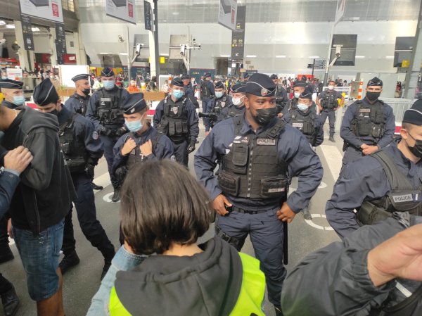 VIDÉO. La police nasse les cheminots venus interpeller Macron à Gare de Lyon