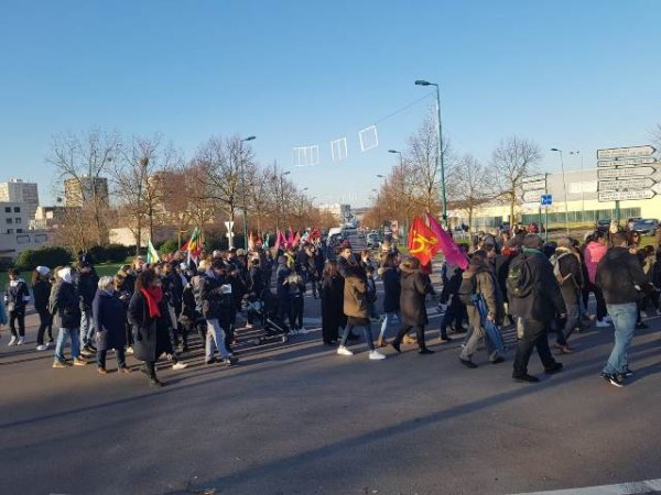 Mantes-la-Jolie : Marche de solidarité avec les lycéens