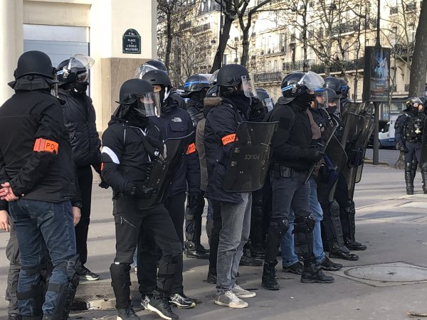 Actes XIII : A Paris, les forces de police défendent le siège du MEDEF