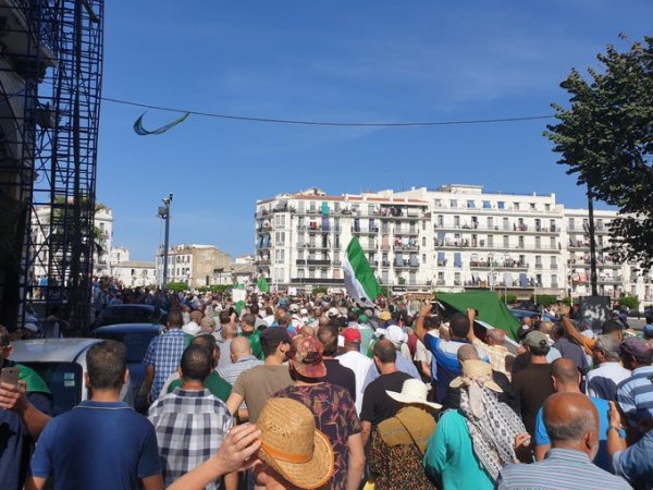 Malgré la répression, les Algériens continuent à manifester en masse pour dégager le « système » et sa politique pro-impérialiste 