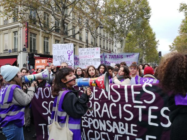 VIDEO. « Le 23 dans la rue, et le 5 on continue ! » les manifestant.e.s du cortège Du Pain et Des Roses appellent à la grève générale le 5 décembre