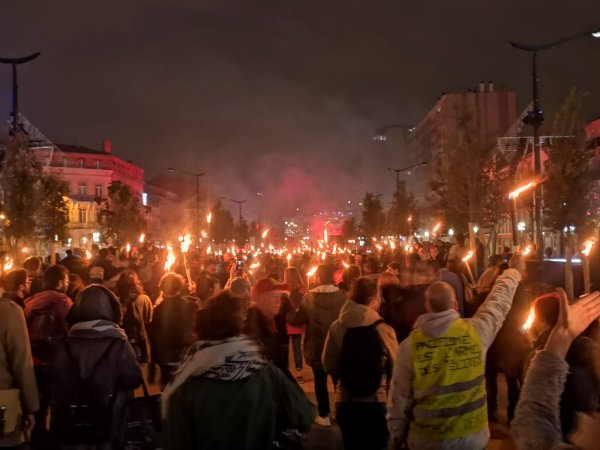 Des milliers de manifestants, flambeaux à la main, dans les rues de Toulouse