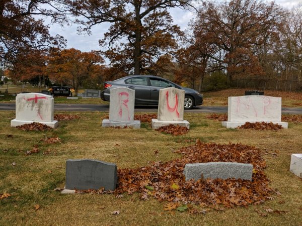 Des partisans de Trump vandalisent plusieurs tombes dans un cimetière juif du Michigan