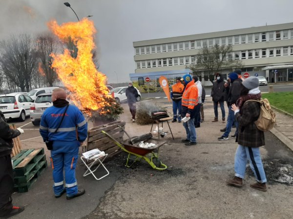 3ème journée de grève à Grandpuits : sur le piquet, les raffineurs déterminés à faire plier Total