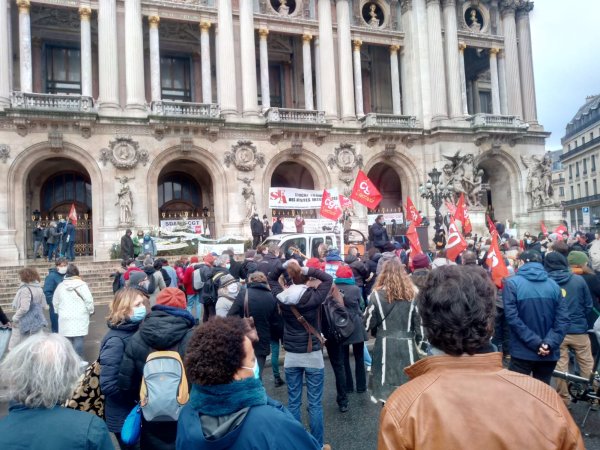 Colère dans la culture : plus de 100 personnes à Paris pour dénoncer la politique du gouvernement