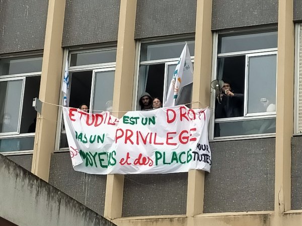 Sans-facs à Nanterre : la présidence visse les fenêtres de l'occupation pour étouffer la mobilisation