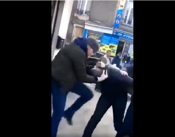 VIDEO. Montreuil : un policier de la BAC donne un coup de genou au visage à un homme menotté