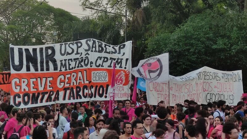 Sao Paulo : des milliers d'étudiants en grève manifestent contre la casse des universités