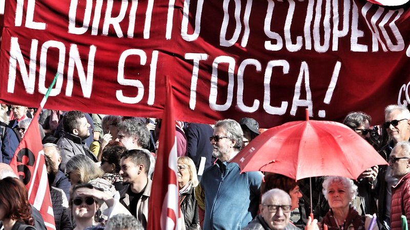 Italie. Des milliers de travailleurs en grève contre la politique austéritaire de Meloni