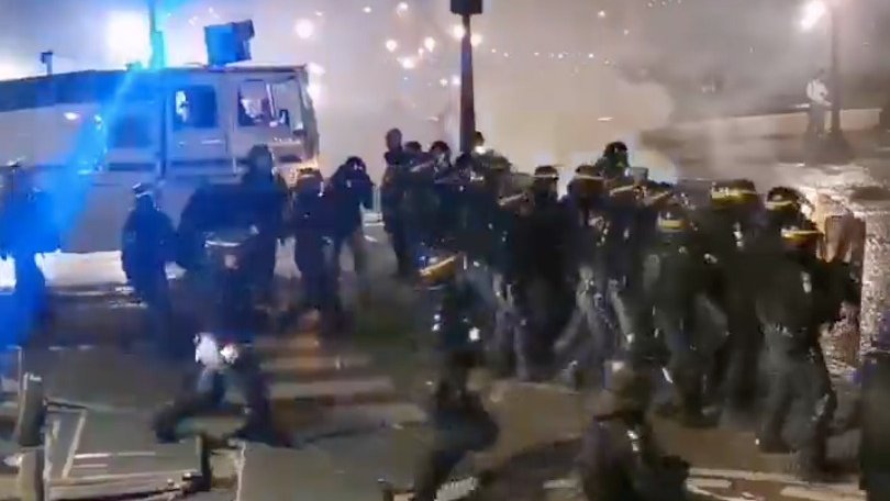 Charges brutales, gaz lacrymogène : la police réprime les manifestants place de la Concorde