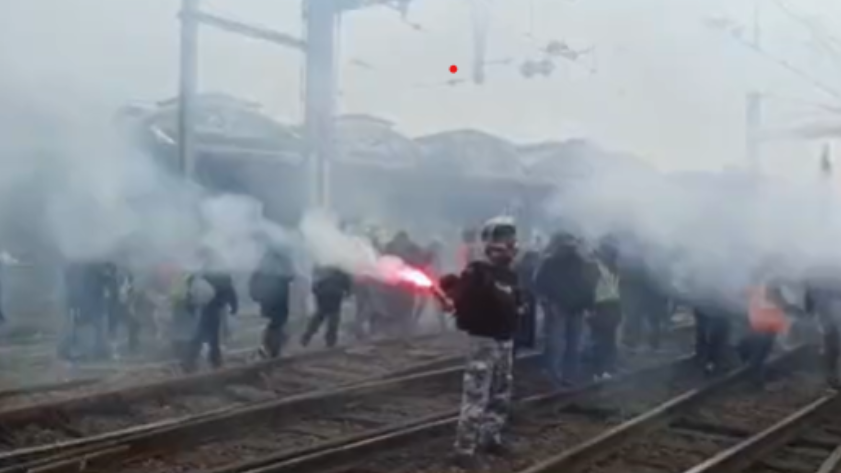 « On tiendra pour notre camarade éborgné » : les cheminots envahissent les voies à Gare de Lyon