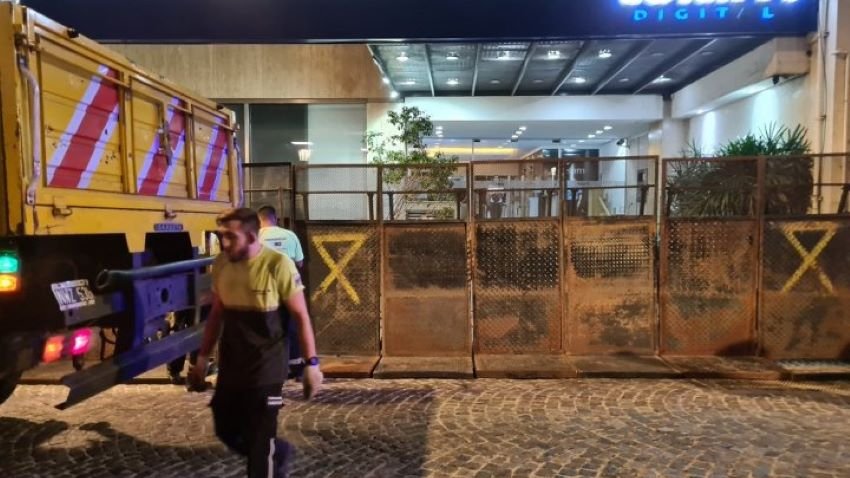 Offensive autoritaire : Milei ferme et fait barricader par la police l'agence de presse Telam