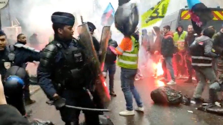 200 cheminots et soutiens tentent d'envahir le siège de Renaissance, la police matraque et gaze 