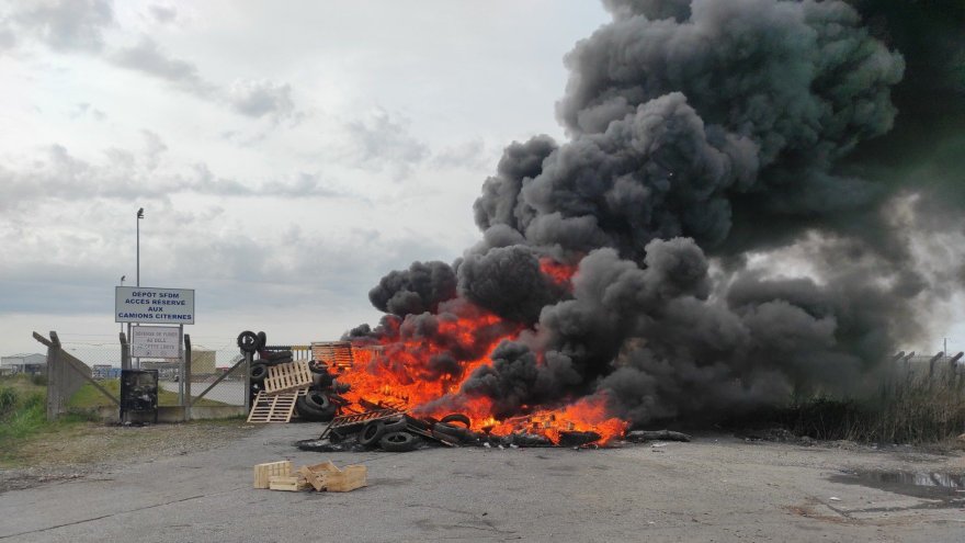 Saint-Nazaire : les gendarmes délogent les grévistes du piquet du dépôt pétrolier SFDM