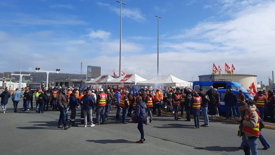 « Ni médiation, ni pause » : 200 énergéticiens réunis au Havre pour soutenir les raffineurs de Total