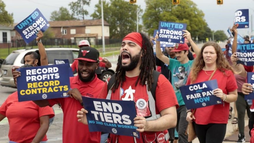 États-Unis : des milliers de travailleurs de l'automobile entament une grève historique