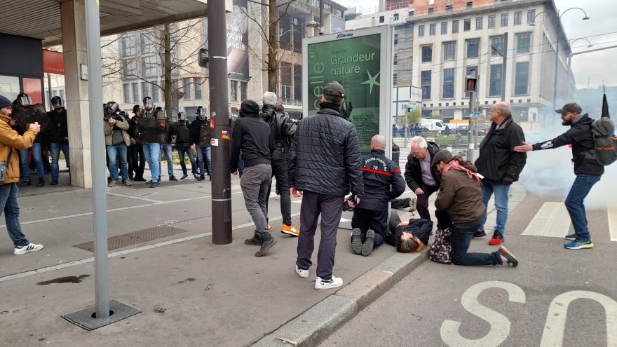 Une grenade policière arrache le pouce d'une manifestante à Rouen