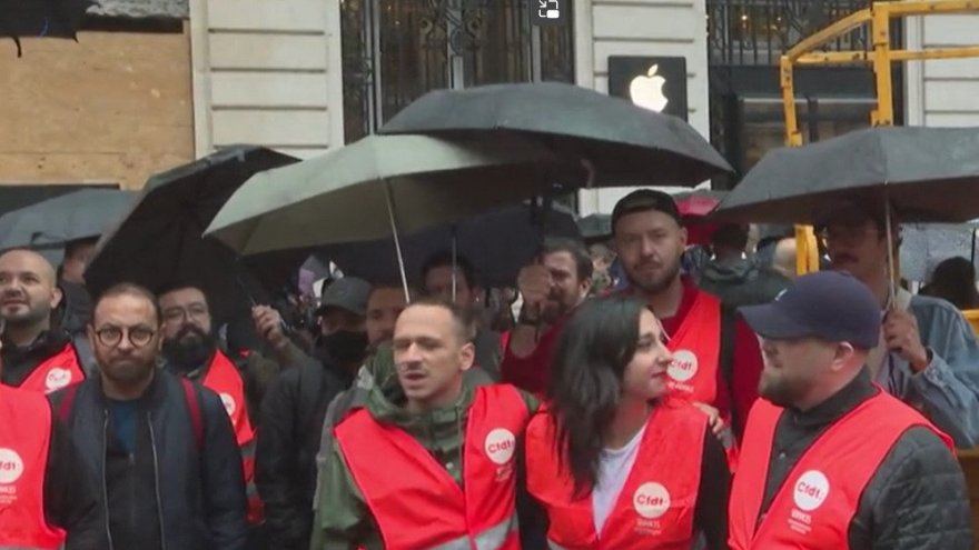 « Un mouvement historique » : les travailleurs des Apple Store en grève pour les salaires