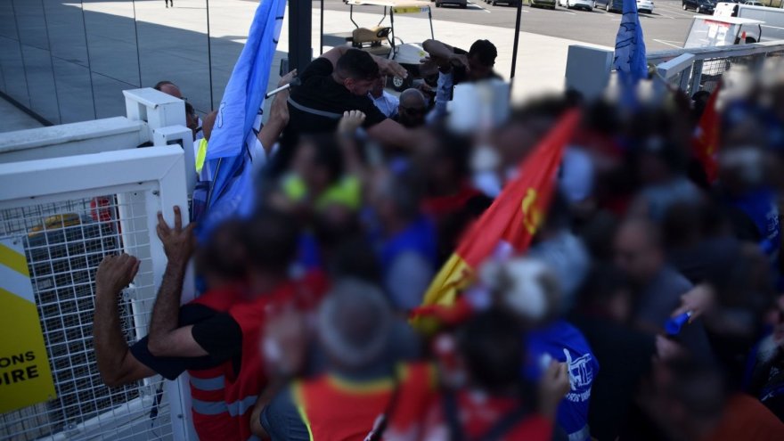 Toulouse. Les grévistes de Tisséo tentent d'envahir le « salon des mobilités », la sécurité réprime