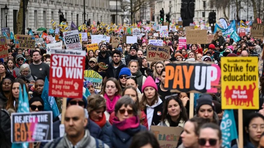 Royaume Uni. 400 000 travailleurs des services publics en grève pour les salaires