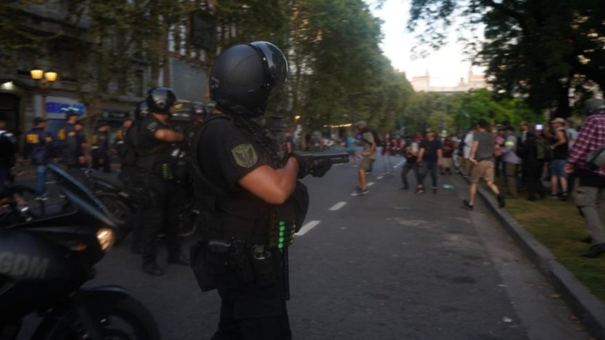 Argentine : le gouvernement réprime violemment la contestation devant le Parlement