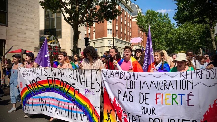 « LGBT contre le capital et l'Etat policier ! », le cortège de Du pain et des Roses à la Pride parisienne