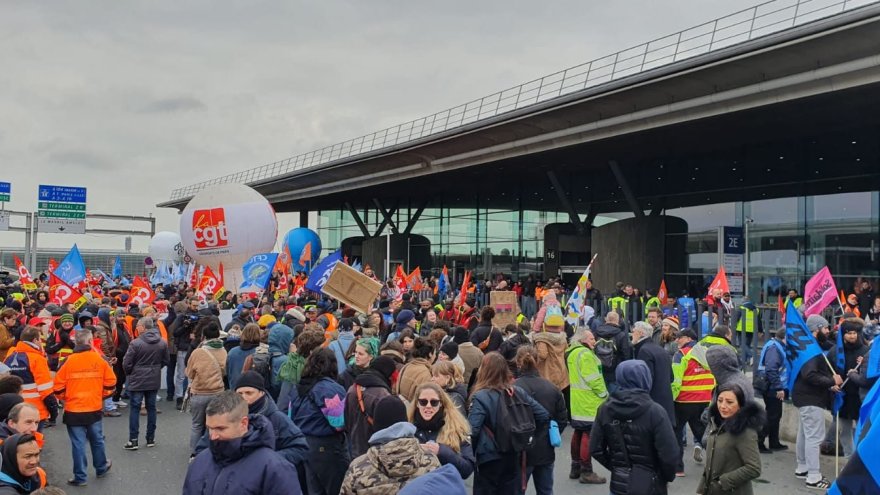 7 mars à Roissy : près d'un millier de travailleurs et leurs soutiens manifestent dans l'aéroport