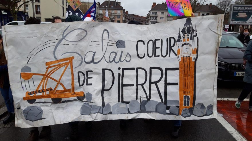Calais : la mairie dépose des rochers sur les quais pour empêcher les réfugiés de s'installer