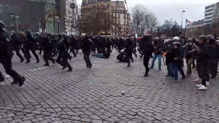 Des dizaines d'interpellation dans toute la France : la police réprime la contestation massive du 7 mars