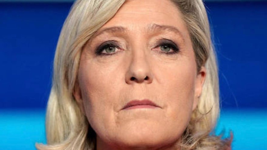 Retraites : Le Pen appelle Darmanin à briser la grève des éboueurs et des raffineurs