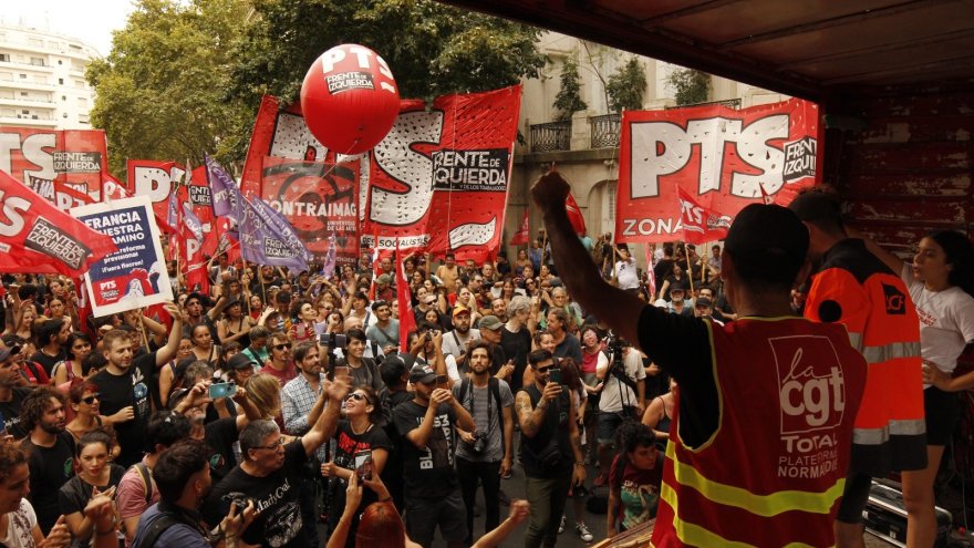 Argentine : un grand rassemblement de solidarité avec la lutte des retraites devant l'ambassade française